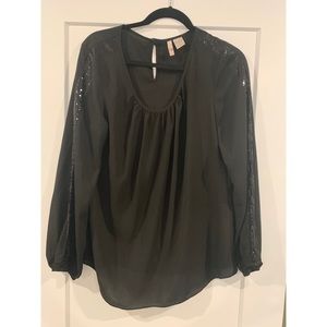 Black flowy flattering top!